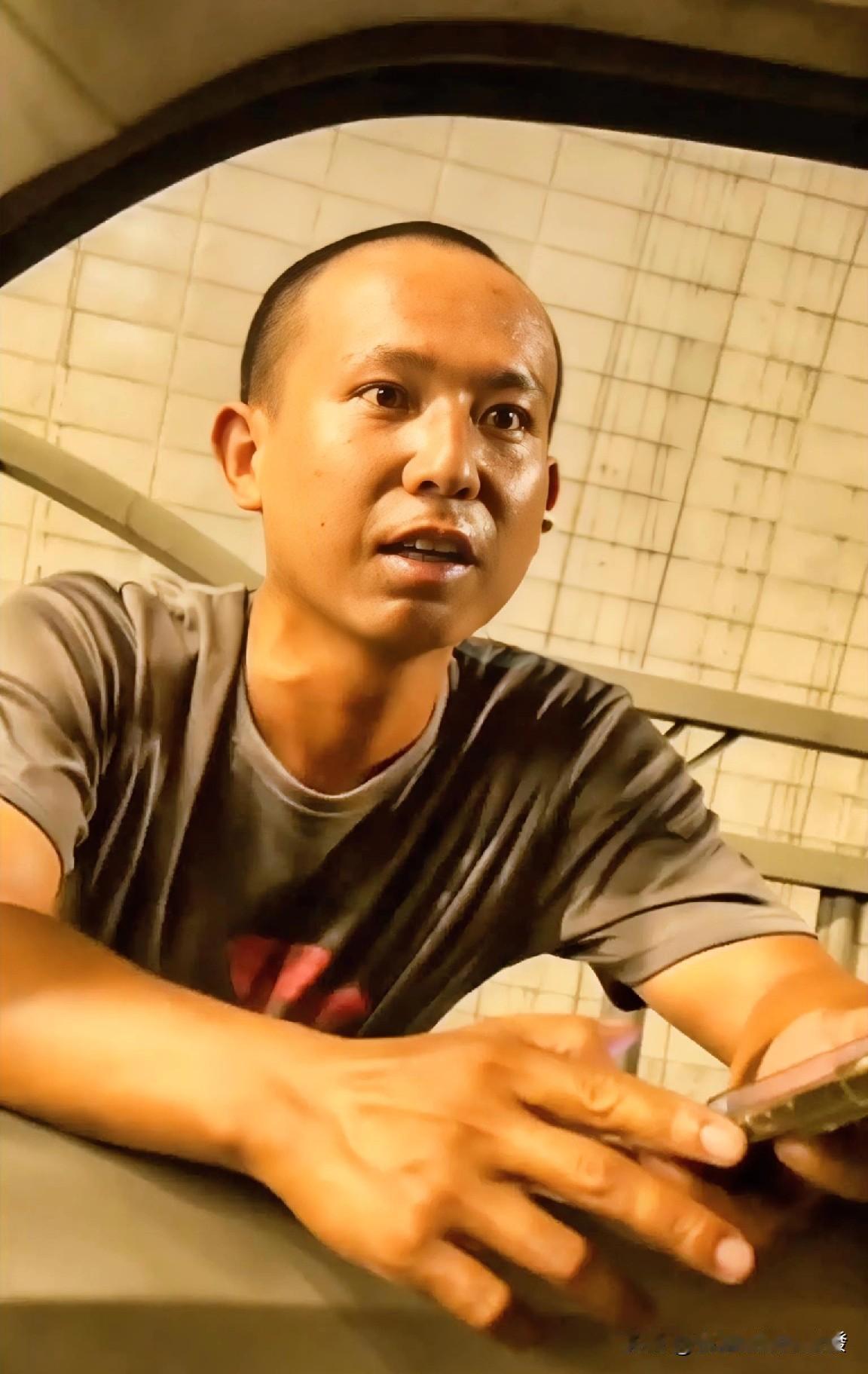 男子开着小货车从海边回城区，途中遇到一位外卖小哥，他推着一辆电瓶车在路上走，男子