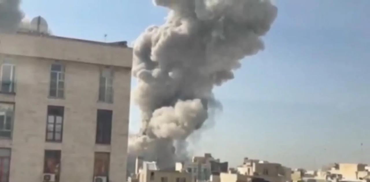 看到了吧，以色列的导弹靠飞机投的。伊朗，知道怎么打了吗？

据央视新闻客户端3月