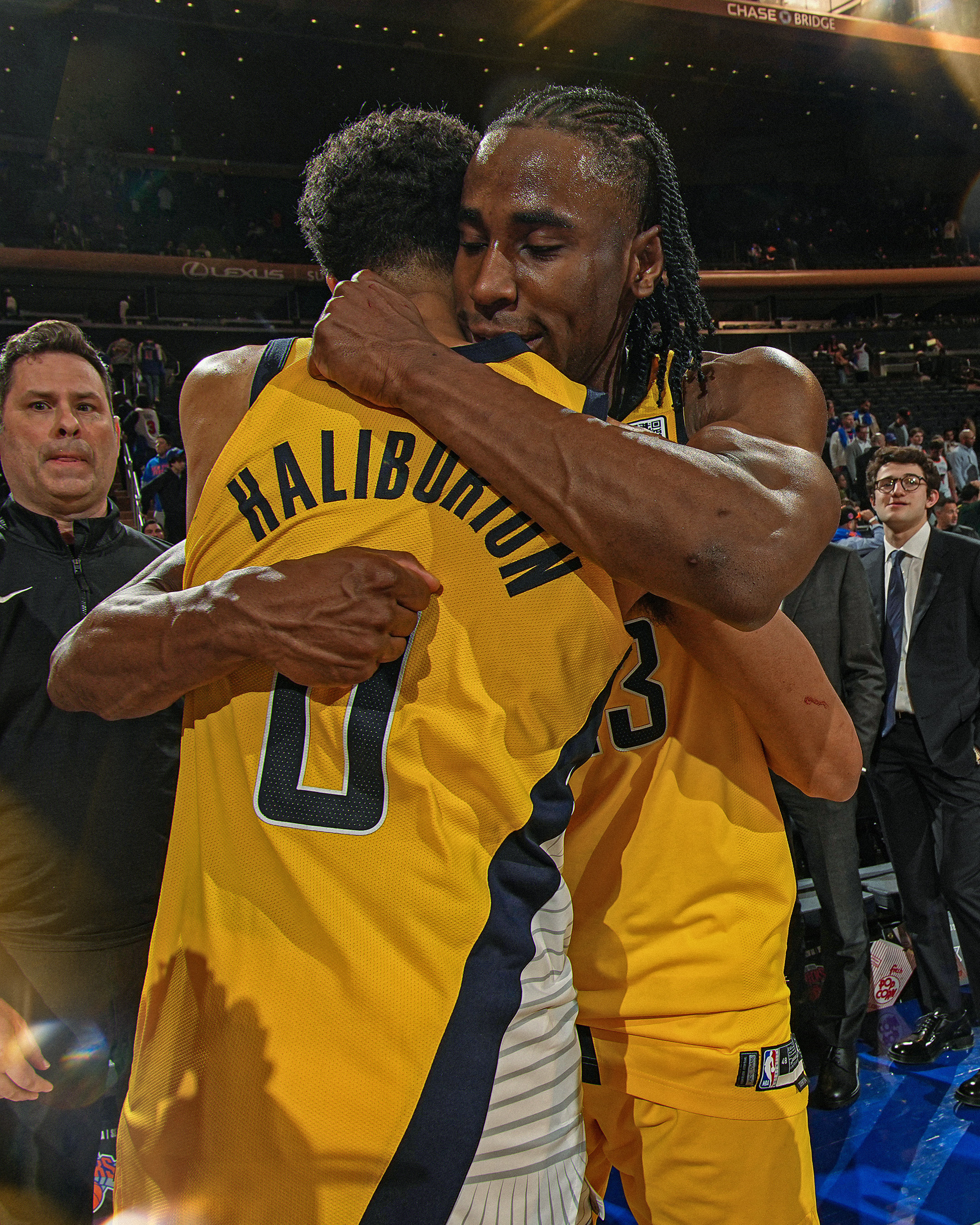 这居然是NBA历史上第一次双方各有两名球员30+的分区决赛。步行者1比0尼克斯步