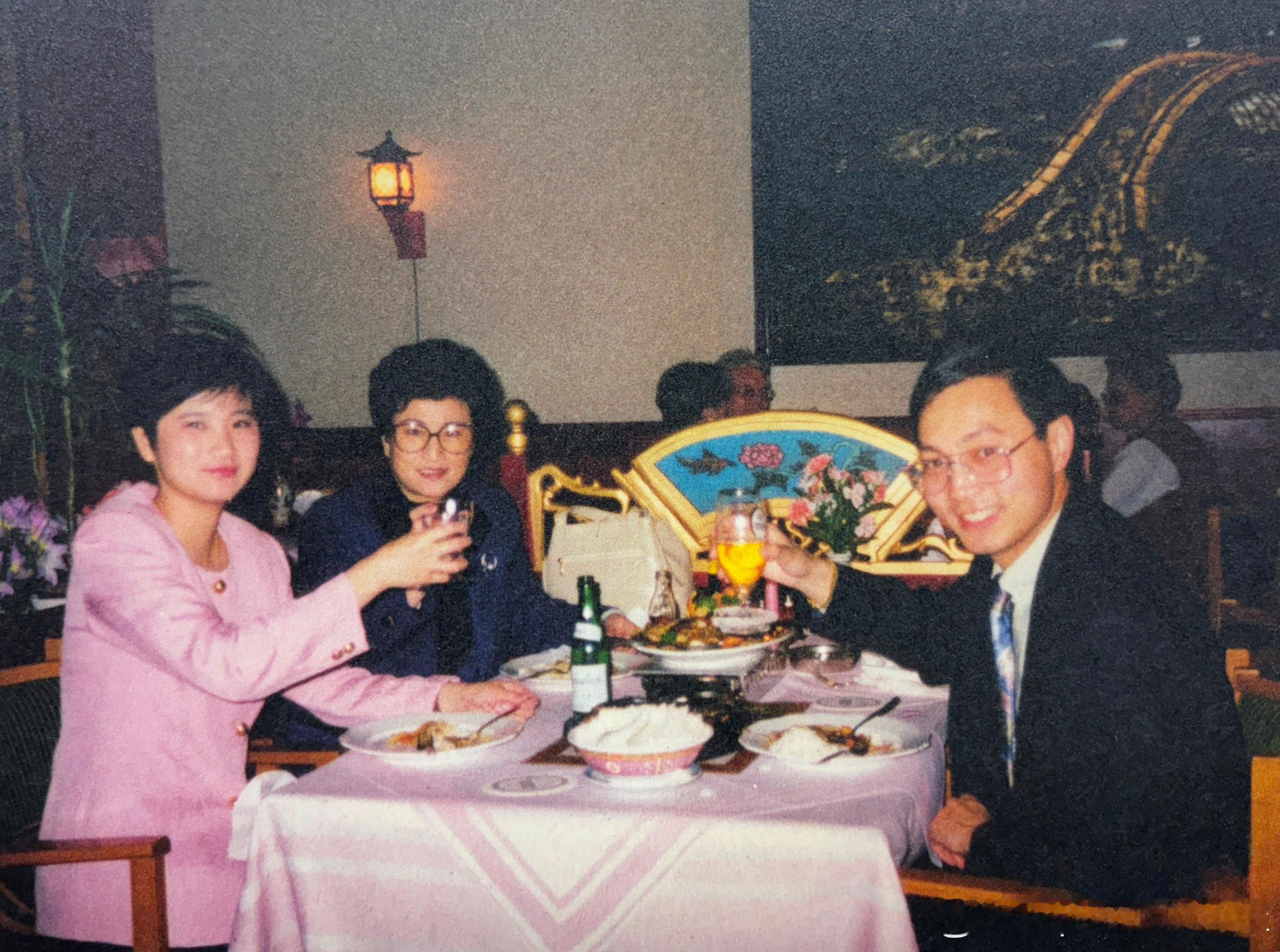 1994年10月18日王文娟在德国庆祝女儿孙庆原30岁生日历史影像