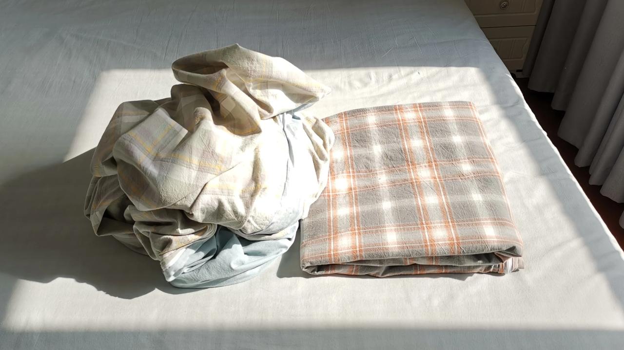 天气转凉了，也该换厚被子了，趁天气晴好，洗两床被套。大家说，正确的洗法到底是叠好