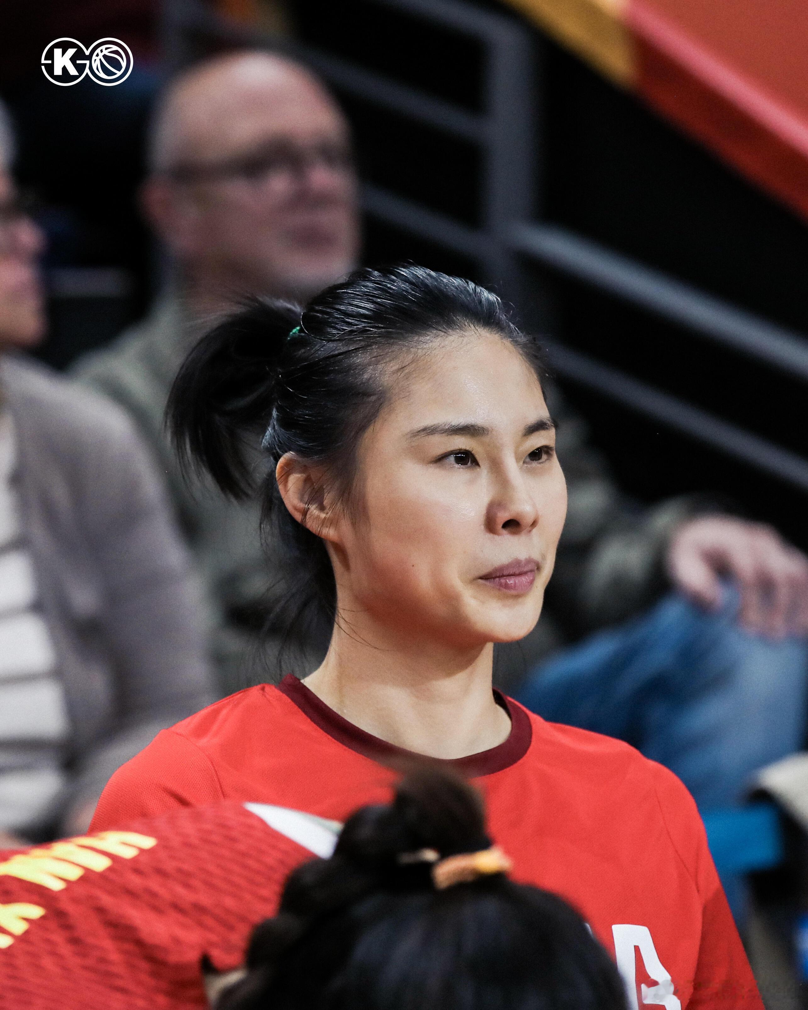 面对美国女篮的高压防守，中国女篮出现十四次失误，而对手仅六次。两倍多的失误让比赛