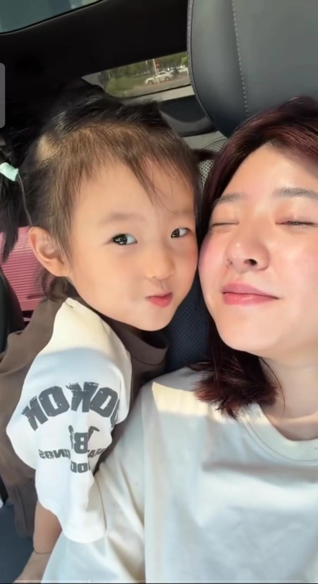 闪闪真会哄黄一鸣开心，母女俩坐在车上外出时，闪闪不停的亲着黄一鸣，嘴里还不停的喊
