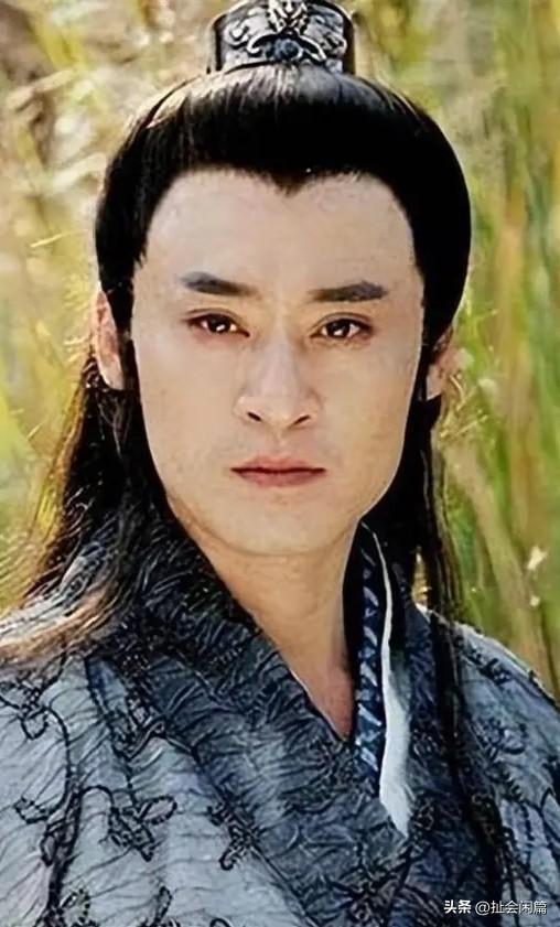 有很多明星估计还活在人物里，以为可以像过去的风流公子一样，家里红旗不倒，外边彩旗