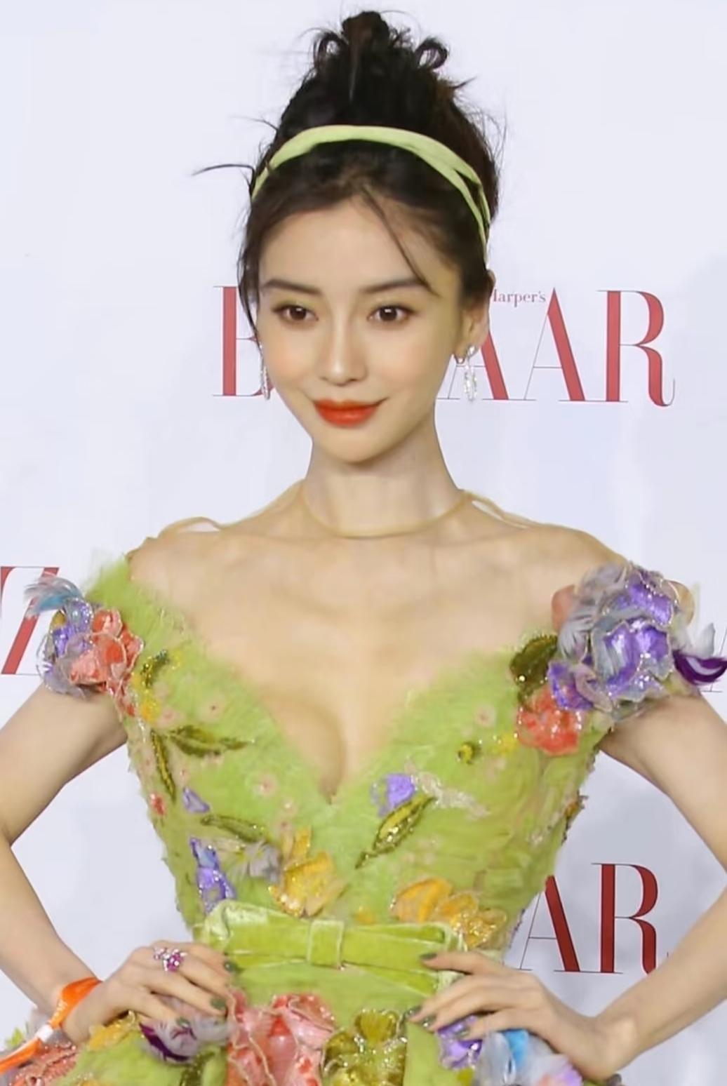 A4腰、水蛇腰的杨颖，这俏娇造型总觉得有点怪怪的又说不出为何，但确实惊艳了我！