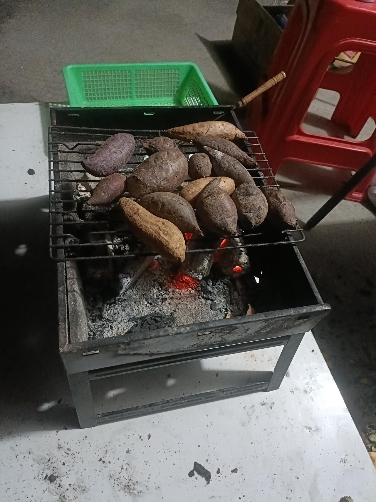 番薯，烤番薯，有没有人喜欢吃烤番薯[大笑]我爱吃烤番薯。