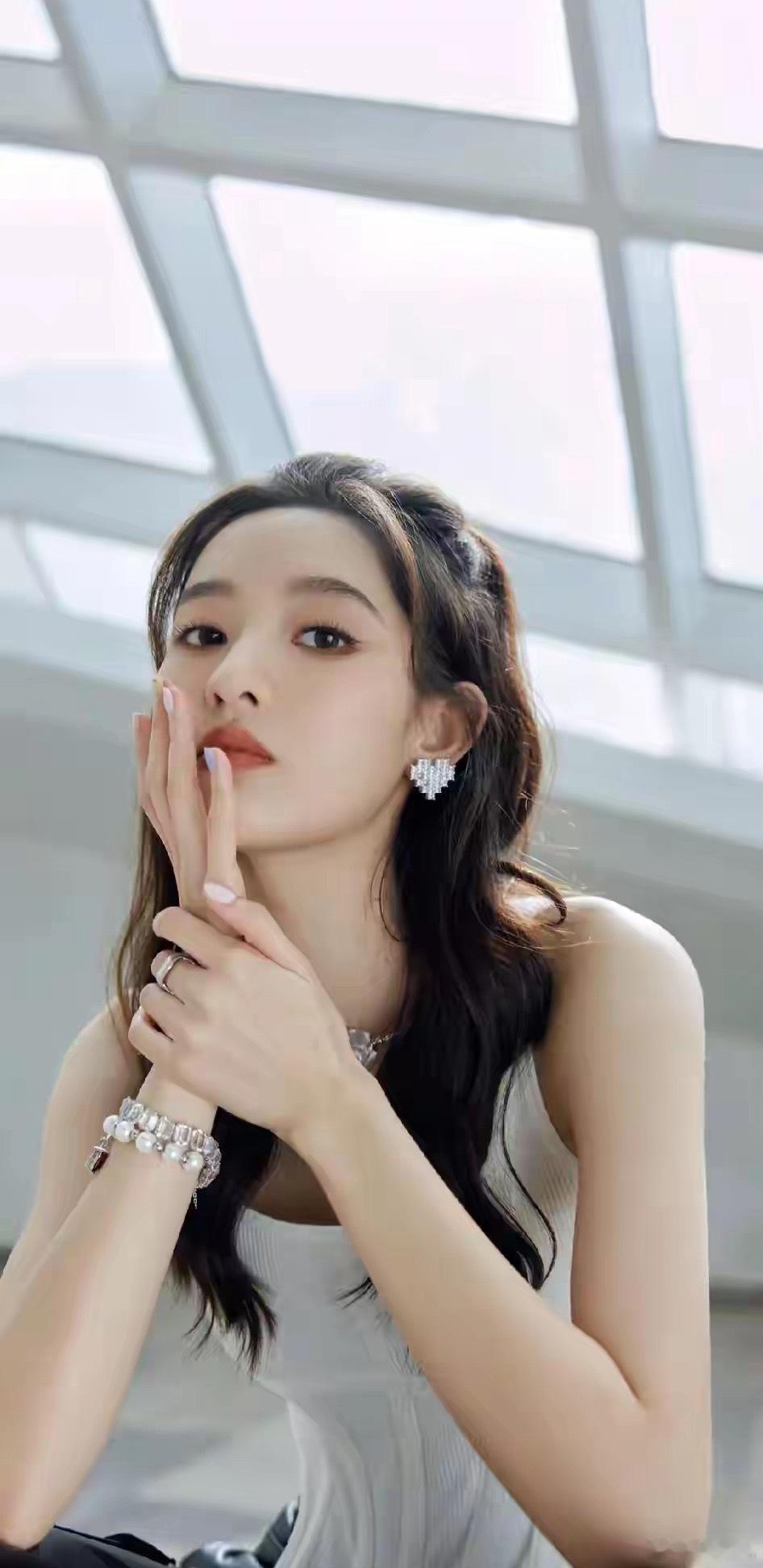 内娱确实应该学学王玉雯少有的活人感被传出和黄景瑜深夜同回小区，立马火速站出来回应