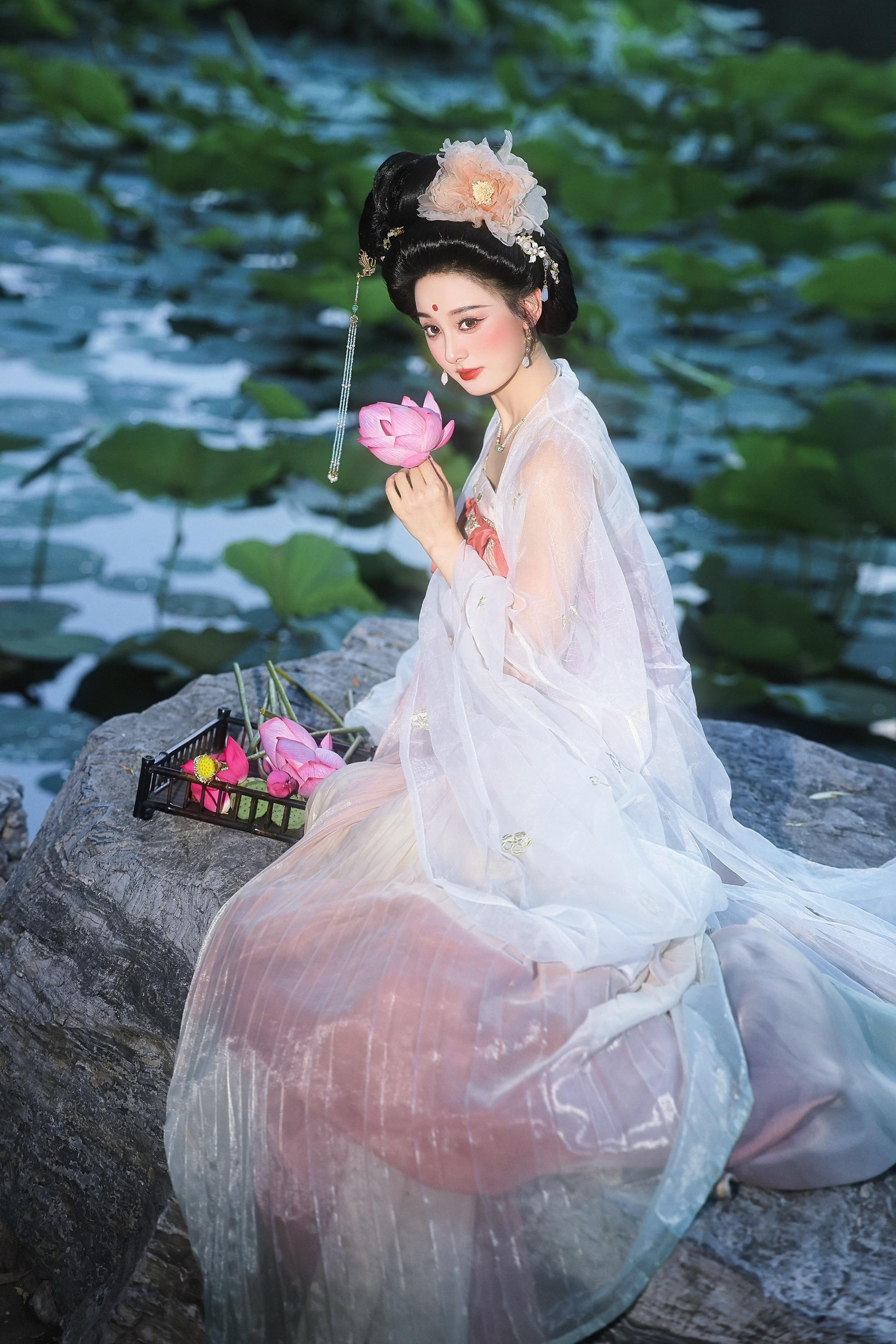 翠盖佳人临水立，檀粉不匀香汗湿。大唐——老祖宗严选审美 摄/后：我