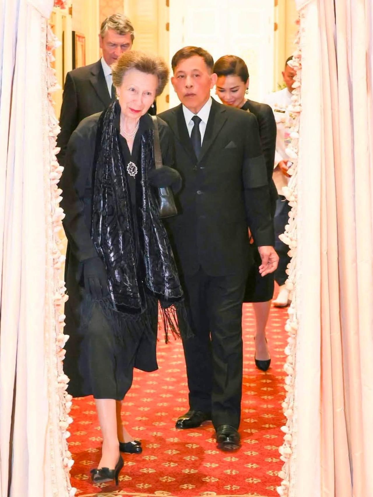苏提达王后好谦卑，走在安妮公主身后
2026年7月16日下午，泰国国王和苏提达王