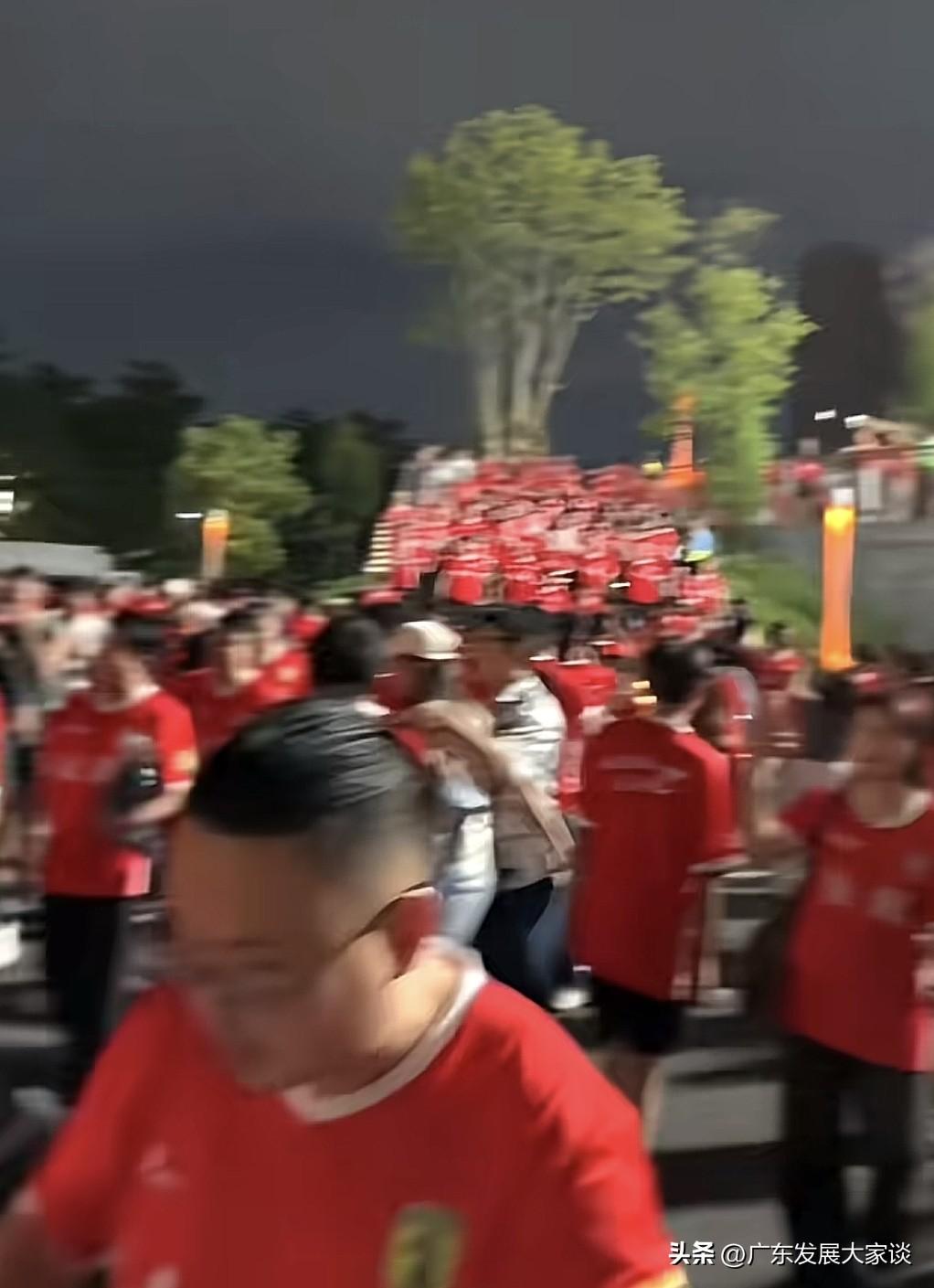 汕尾球迷赛后大喊“黑哨”！这是粤超八强赛中的一场，汕尾对深圳队的比赛，大家觉得这