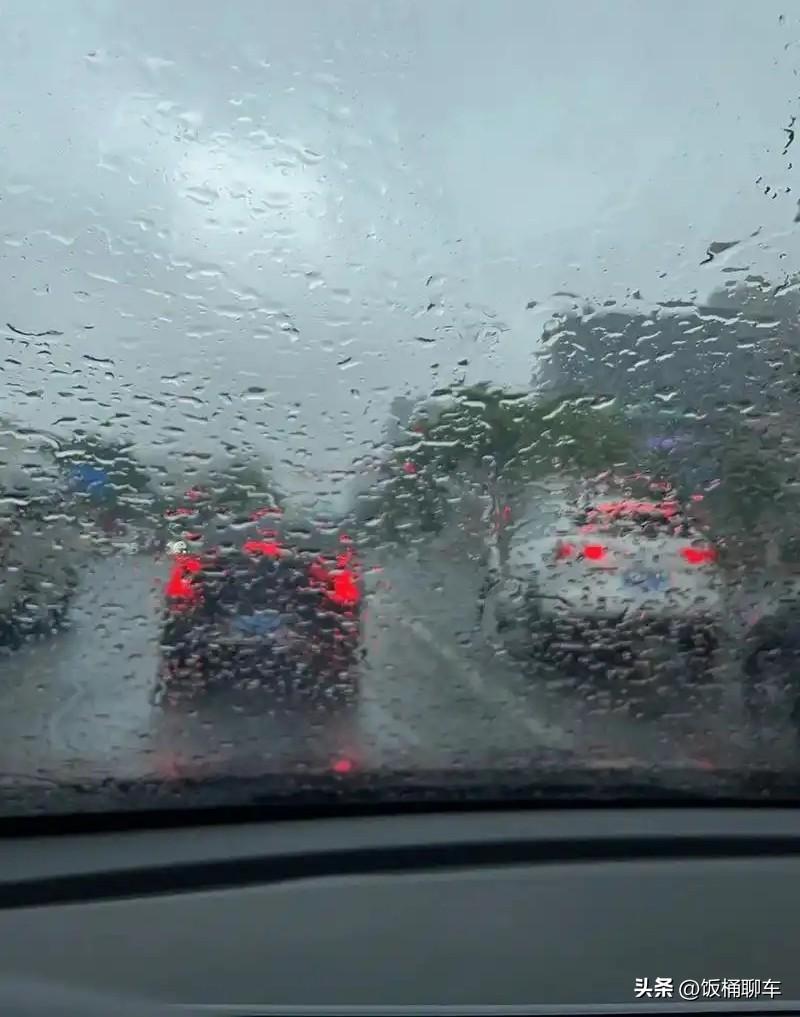 买车宁选白色不选黑色，从安全性角度来说白色比黑色车安全性高一个等级。

今年春天