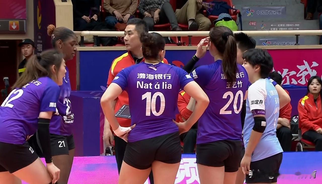 天津女排遭遇“开门黑”——遭北京队逆转从而失去晋级四强的主动权。坐镇主场的天津女