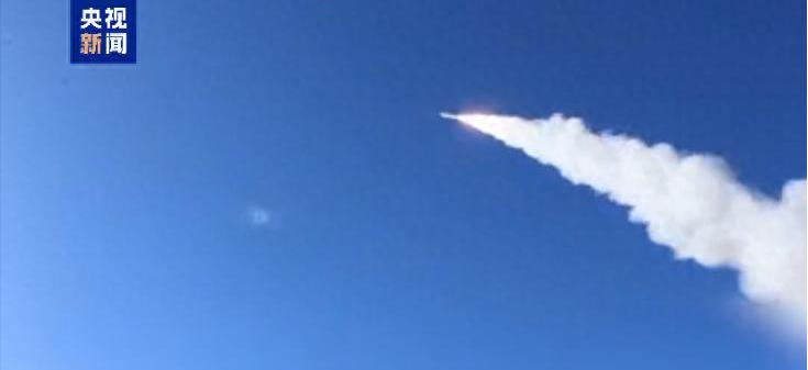 中东的火又被彻底点燃了。就在大家以为美国要踩刹车的时候，一艘美军油轮在深夜被炸成