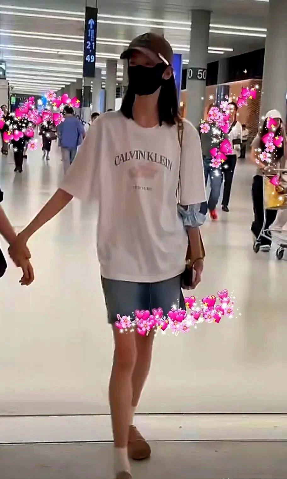 路人镜头下的张子凡，瘦得像纸片人，腰细得感觉一只手就能握住。

这身板，真不是饿