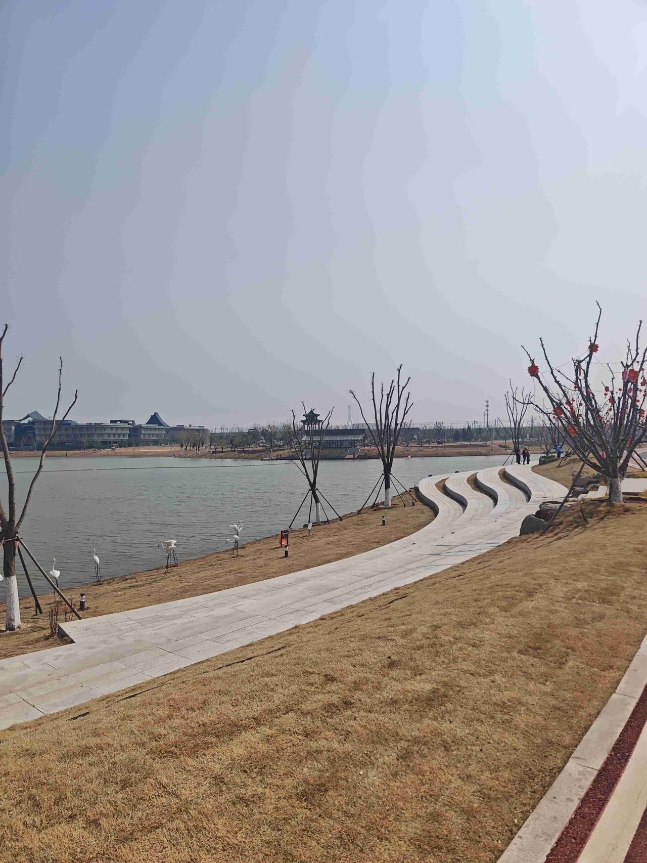 我的今日状态：🏝️旅行度假
我这里的天气：🍂微风
今生难得半日闲，
鹊华烟云