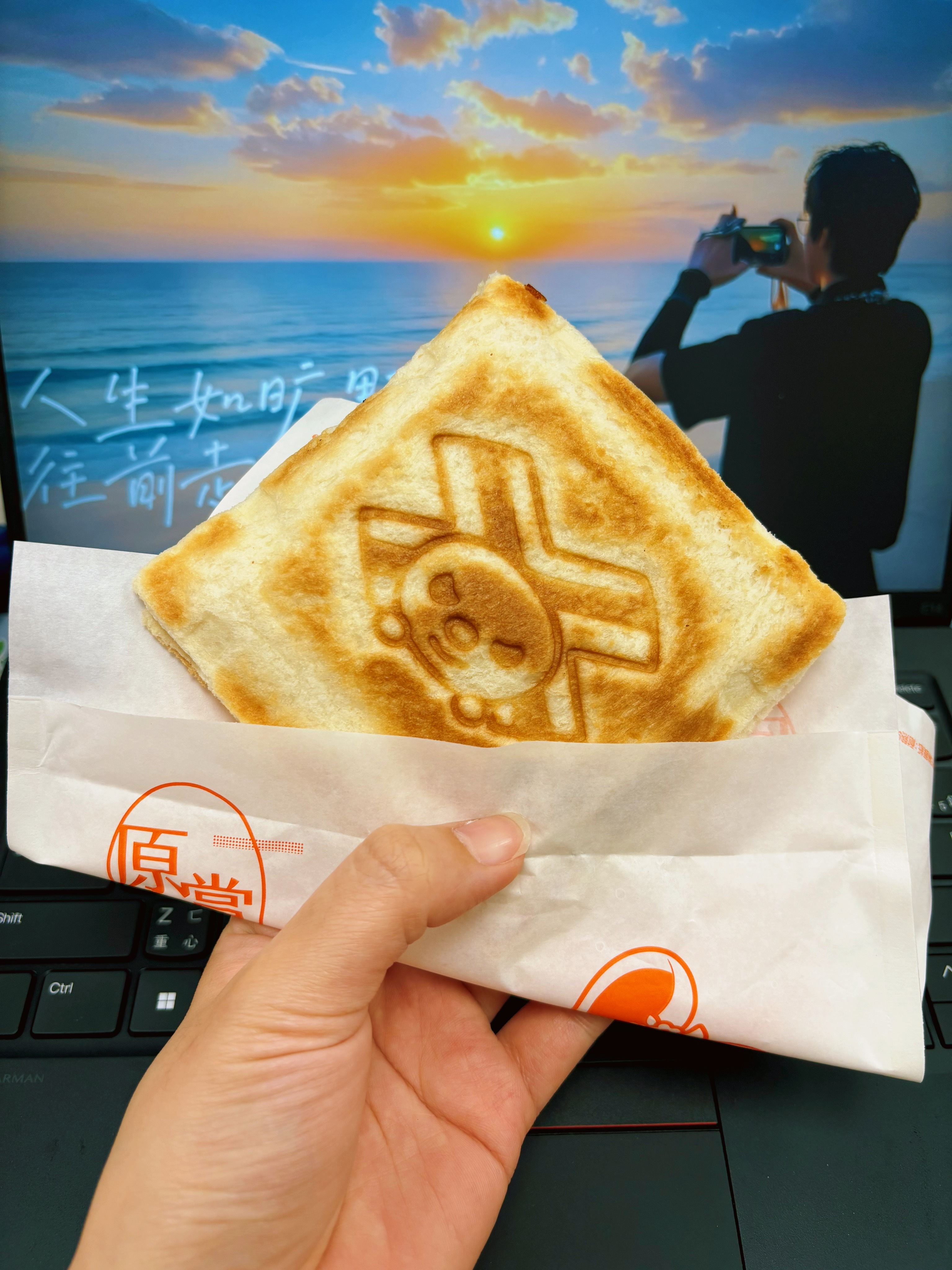 又是一个早餐吃三小时系列双重起司热压吐司🍞 近期最愛电话都接不完 好想拔掉电话