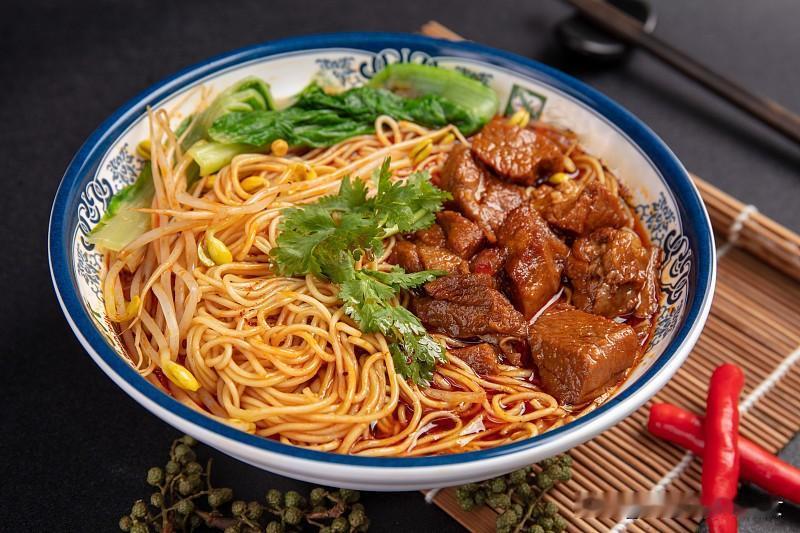 万能生活指南 一碗热气腾腾的牛肉面，配上新鲜的香菜和辣椒，让人垂涎欲滴！🍜🌶