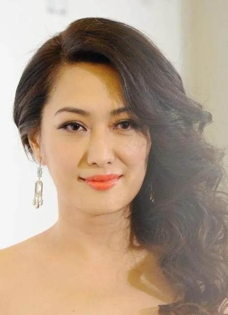 一次，窦文涛问孟广美：“你被前男友骗走5个亿，有没有追回来”，孟广美却一脸淡定：