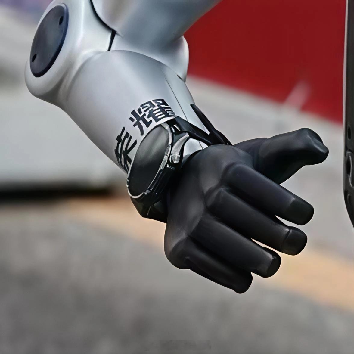 今天北京亦庄机器人马拉松，荣耀机器人 元气仔手腕上带了一块新表，那就是即将发布的