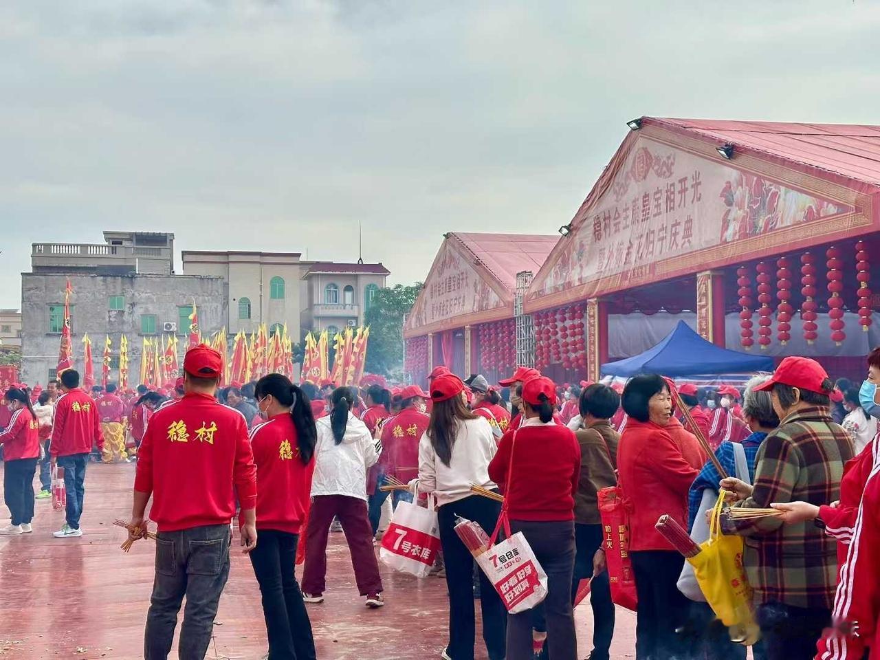 湛江稳村康皇宝相开光活动开始啦，不得不说这个集体活动还得是广东地区，都是全村出动