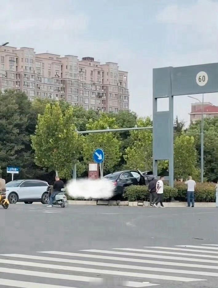 南通爆料 突发！南通一汽车飞上绿化带……[摊手] ​​​  ​​​