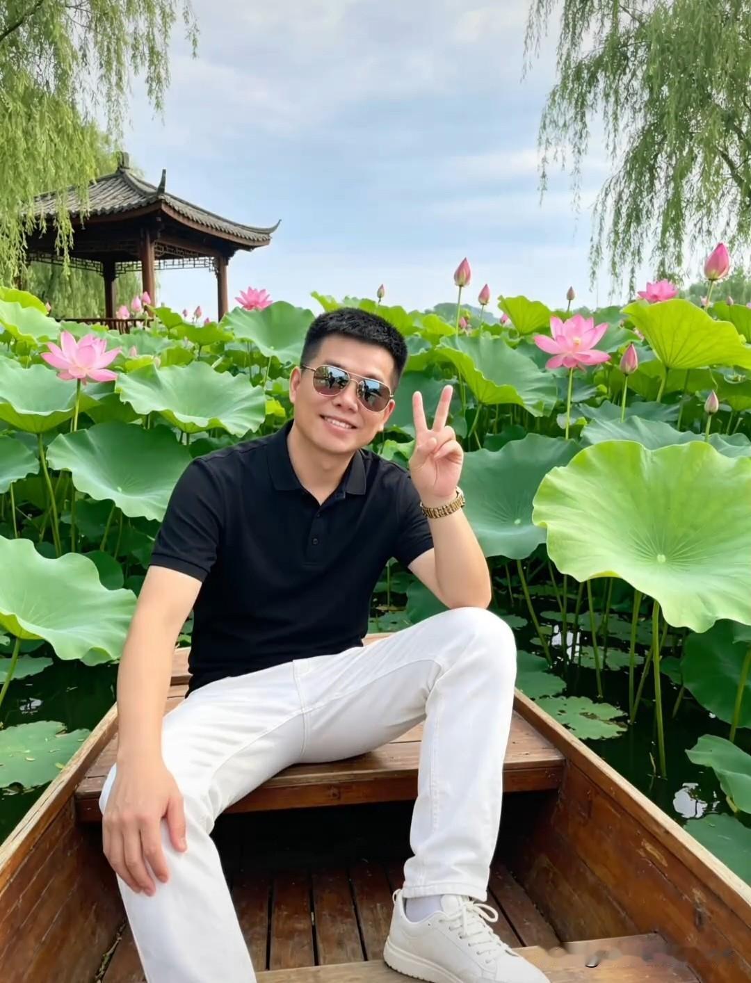随手拍公园美景夏日荷塘，粉荷绽放如霞，碧叶连天似海。乘一叶小舟穿行其间，清风拂面