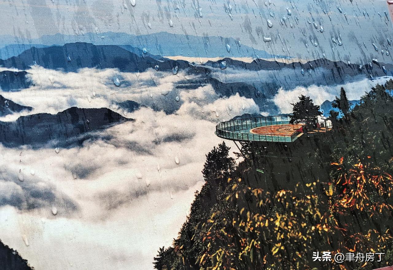 千山拥落日，哪句能配这好景？万水映朝霞。