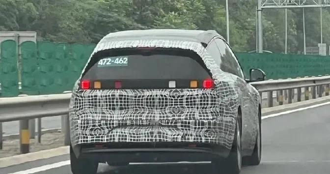 大家猜猜这是什么车？如果这是理想的车型，我想说，李厂长，要不再改一改？还玩这一套