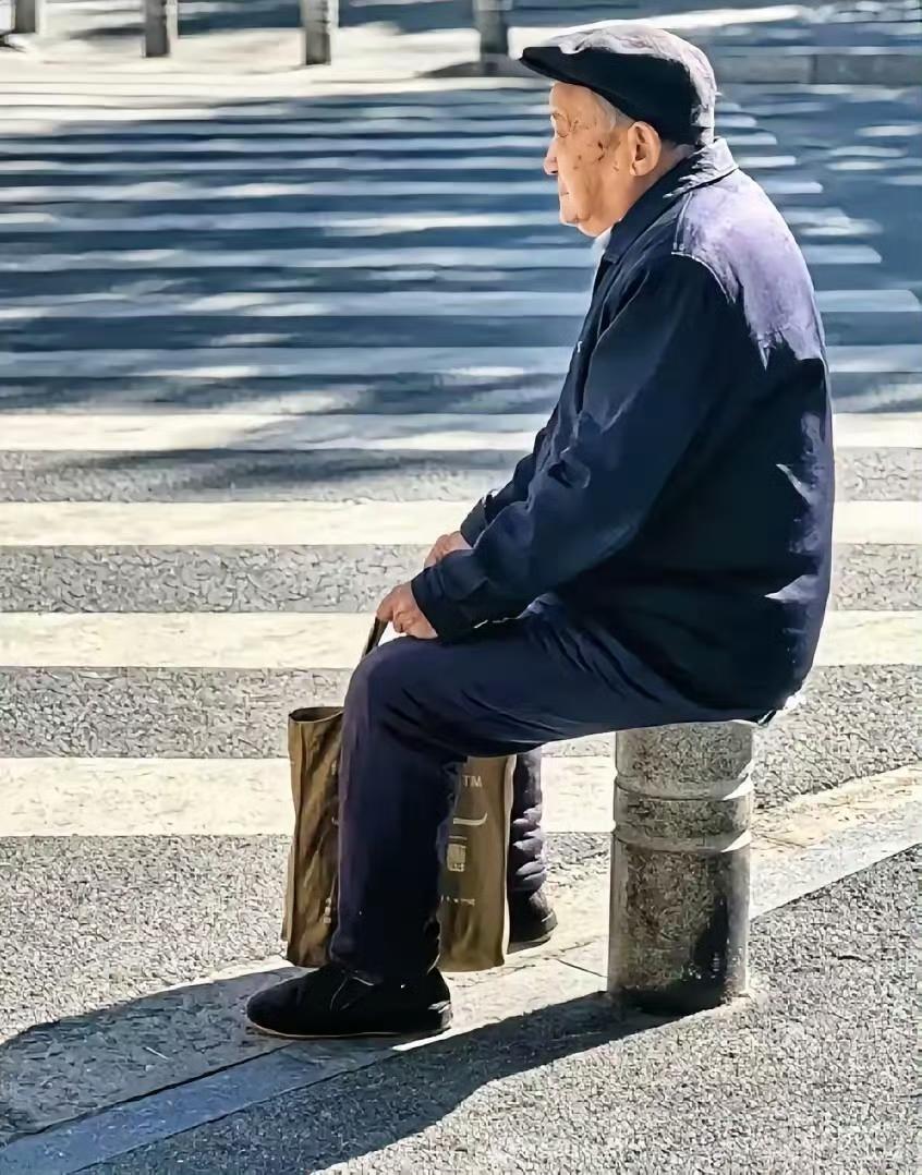 爷爷说给我听的规矩，一定要看看

1.门前，不能有杂草。

2.客厅，不能有假花