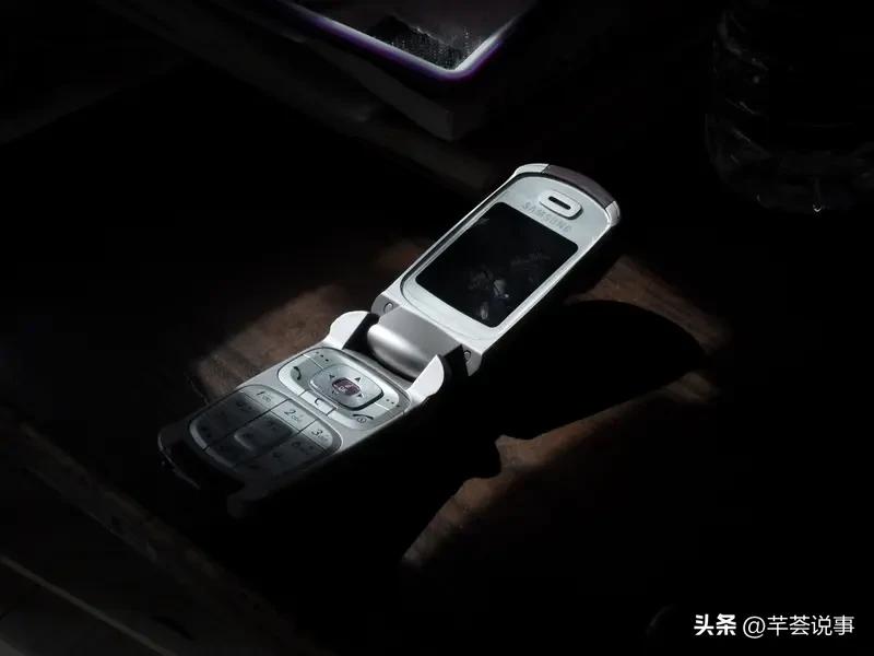 初一孩子一直沉迷于手机怎么办? 初一孩子沉迷手机，家长可得重视起来。孩子沉迷手机