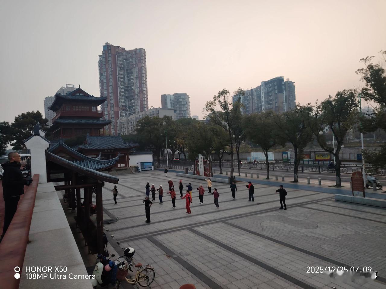 晒图笔记大赛2025年12月25日长江岸边晨练打卡