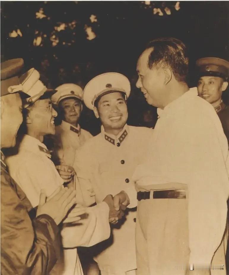 1958年5月，毛主席与参加济南军区代表会议的代表在一起。