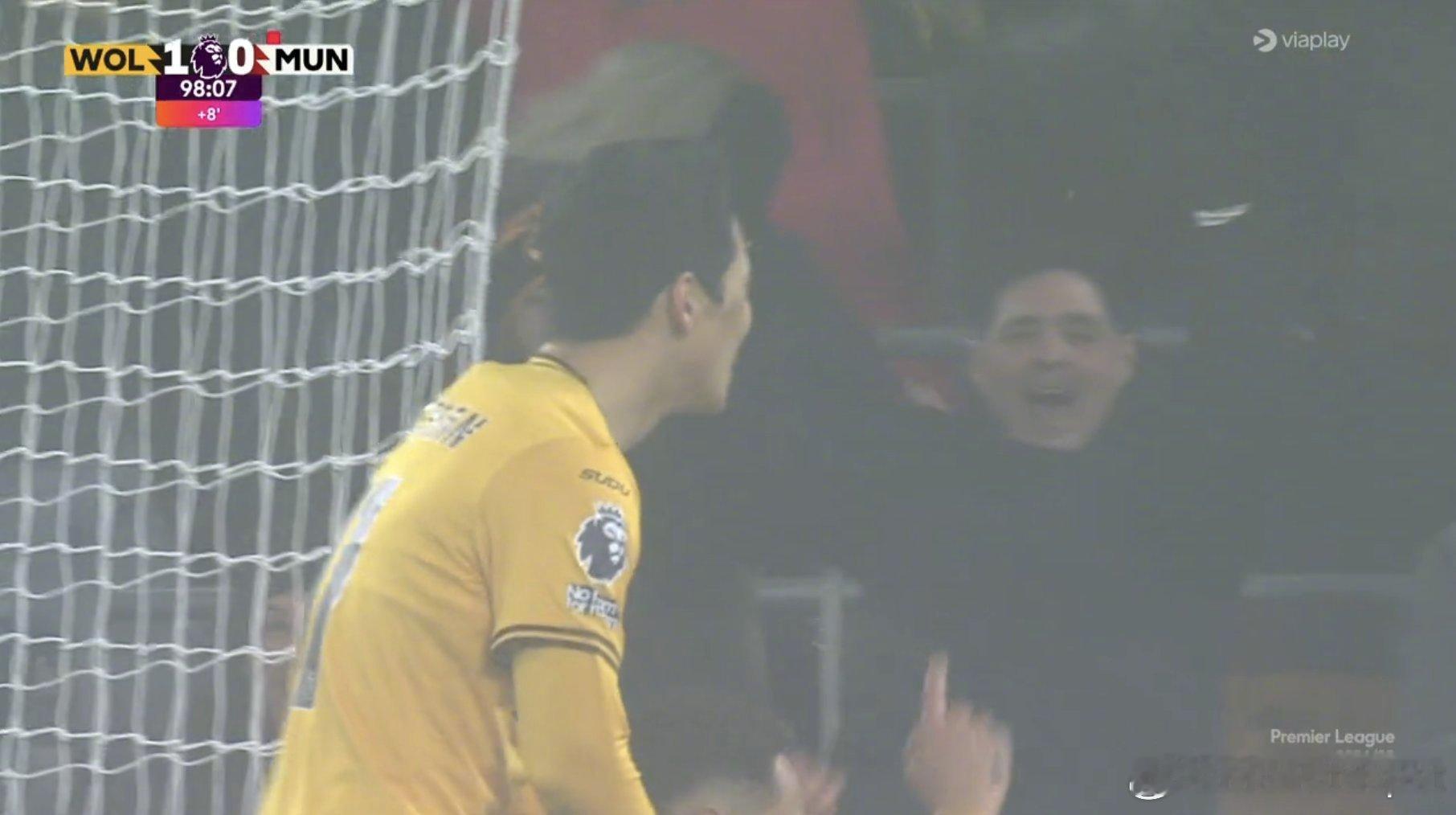 黄喜灿破门。狼队2-0曼联 ManUtdspot[超话]  