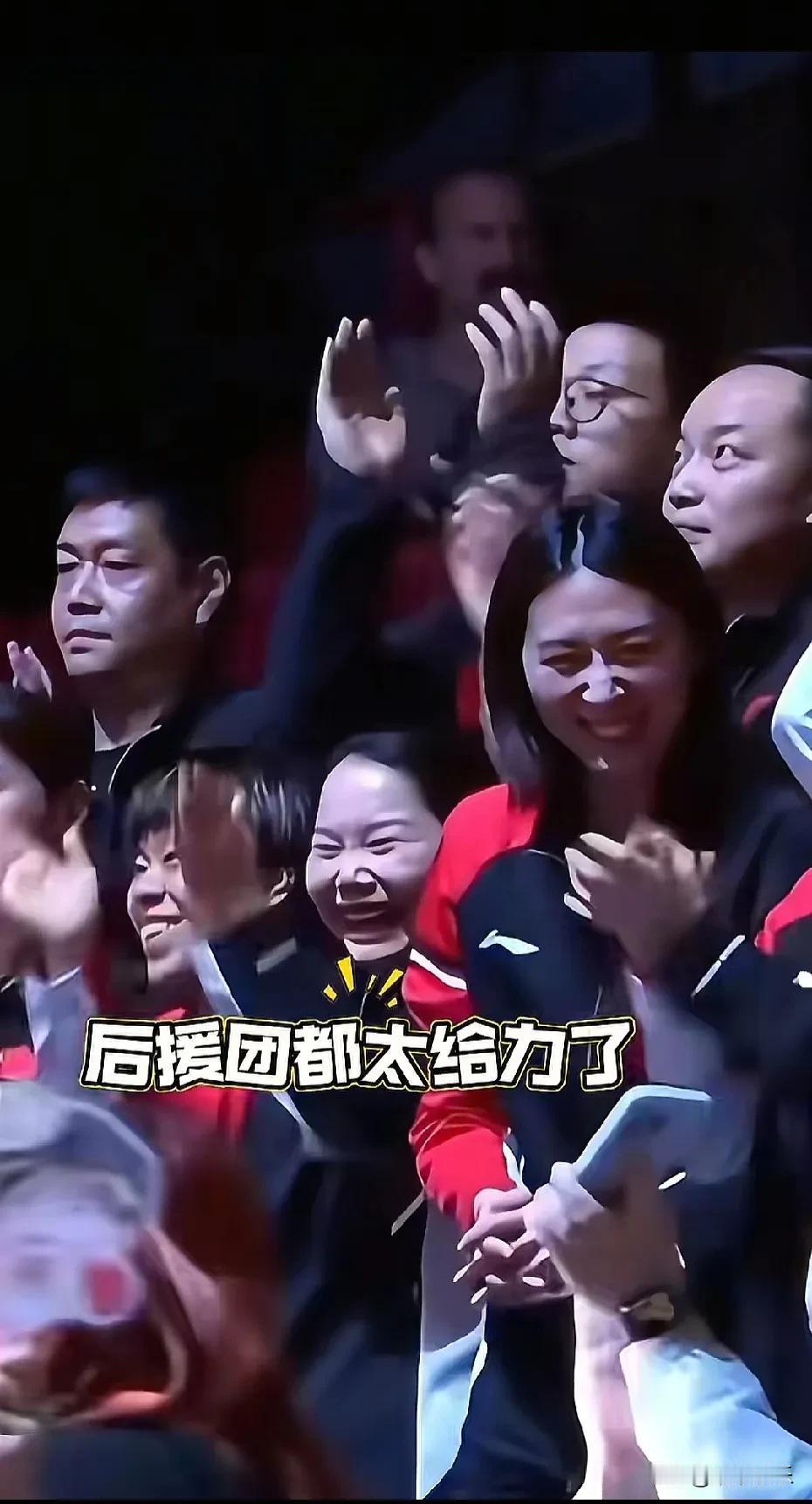 昨晚莎莎和曼昱拿冠军那场面，瞅着就特暖心。
 
女队的姑娘们带教练，全扎堆儿去场