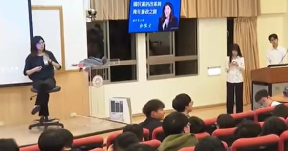 中国国民党主席郑丽文昨天在台湾东吴大学做了一场报告会，在演讲结束后学生提问环节跟