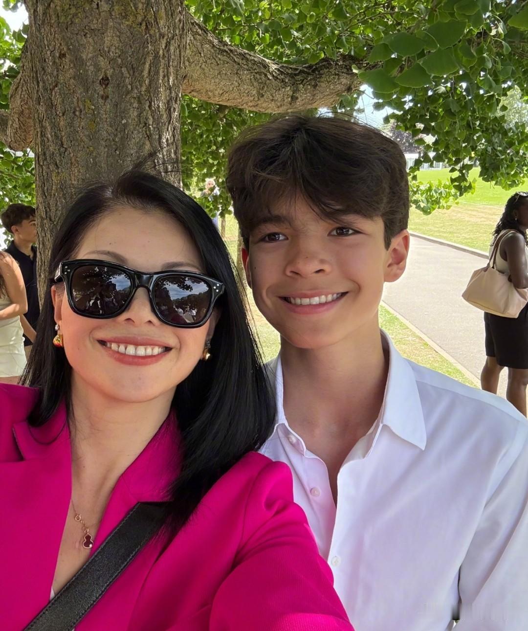 吕燕也太幸福了吧，老公儿子都好帅啊，儿子的学业也很优秀