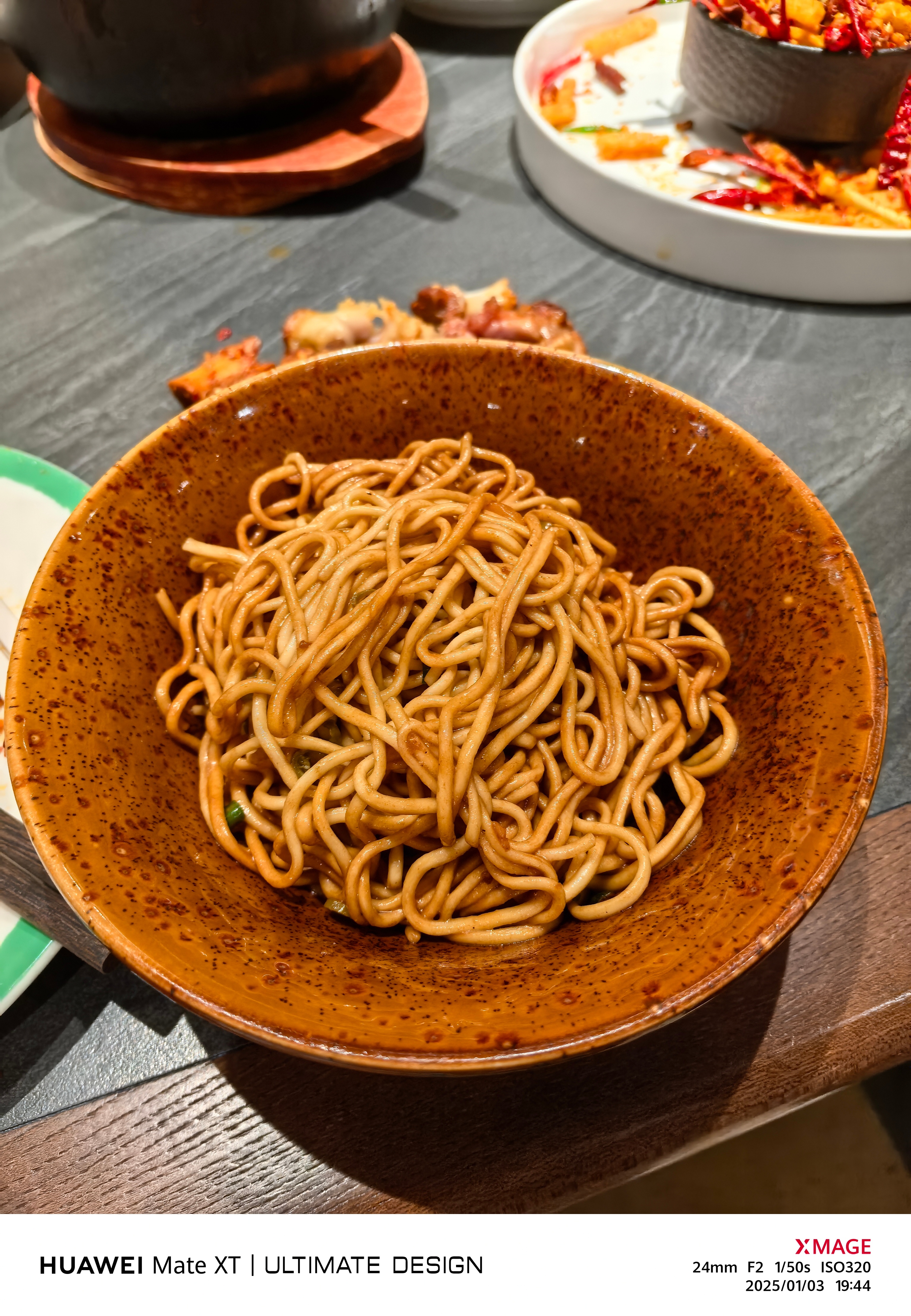 第一次吃热干面 感觉有点像北京炸酱面但热干面主要是麻酱香 跟北京炸酱面一样有点糊