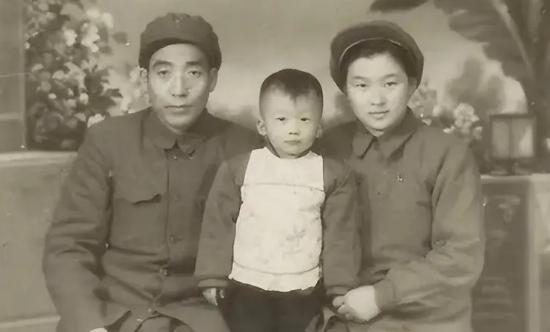 1952年，在北京的解放军总医院里，一位志愿军师长问一名30岁的女军医怎么还没结