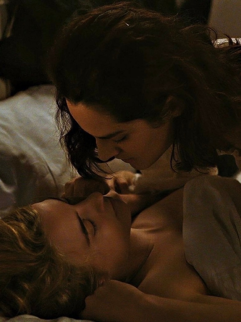 2019年，阿黛拉·哈内尔与诺米·梅兰特，在《燃烧女子的肖像》中的一幕。 