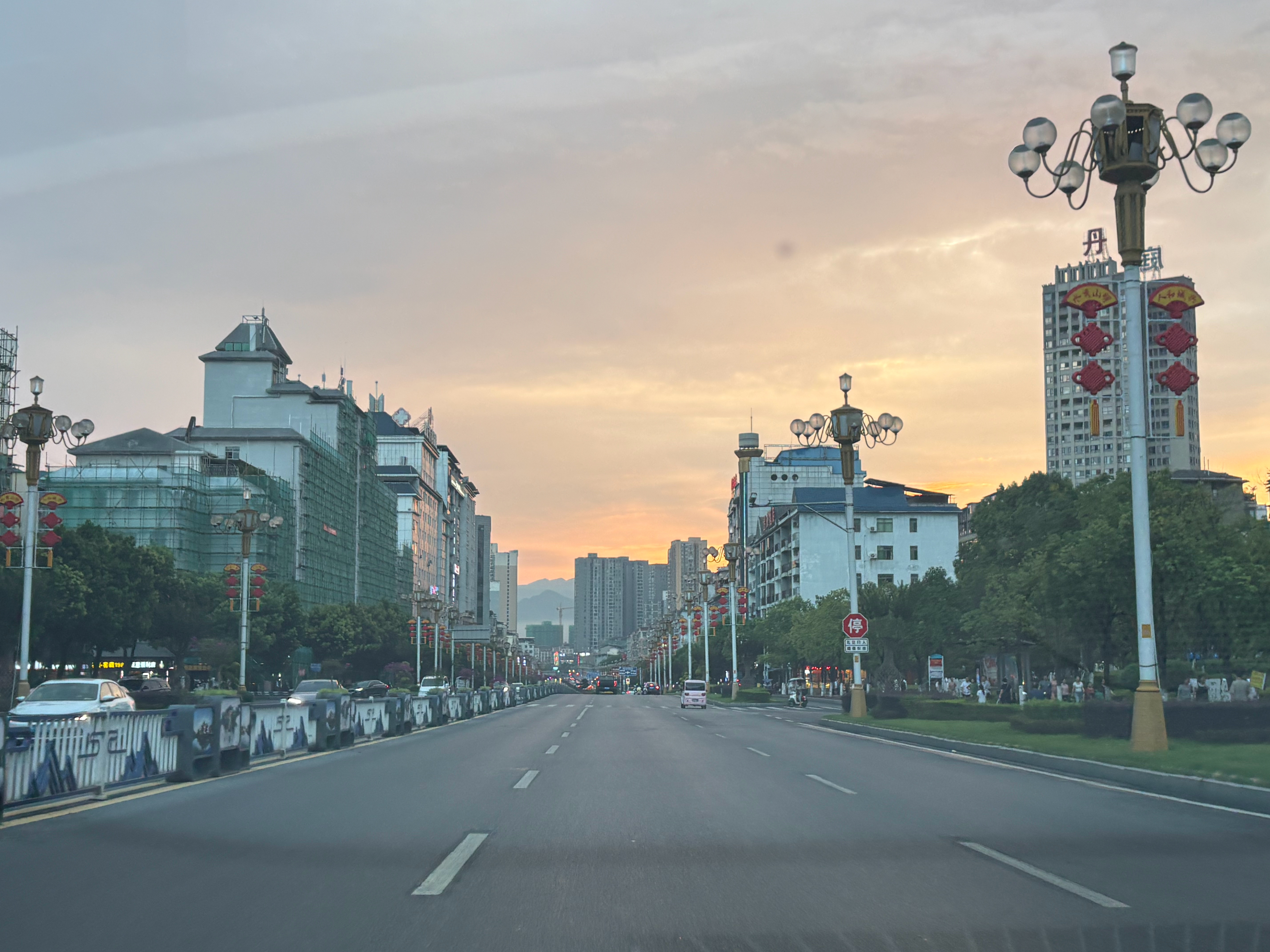 来一个加班途中的晚霞吧
