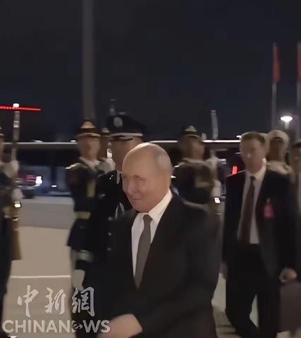 普京走了，给人一种莫名的伤感……
普京从深夜抵达到深夜离开，几乎没有休息，来去都