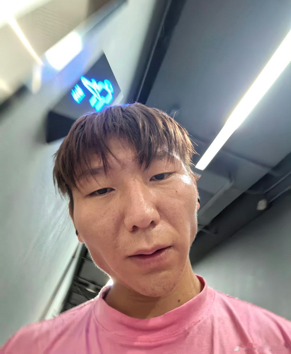 阿如那真是一点包袱都没有啊！
明星有几个敢晒这种照片啊！

不过阿如那也稍微注意