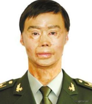 1995年，一名解放军战士在乘车回部队的途中，劝司机不要停下加油，但司机执意停下