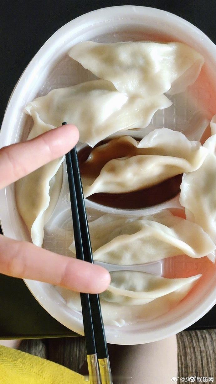 杨幂出道这么多年没胖过没丑过杨幂想胖都胖不起来杨幂就吃了一个寿司一口面 杨幂饮食