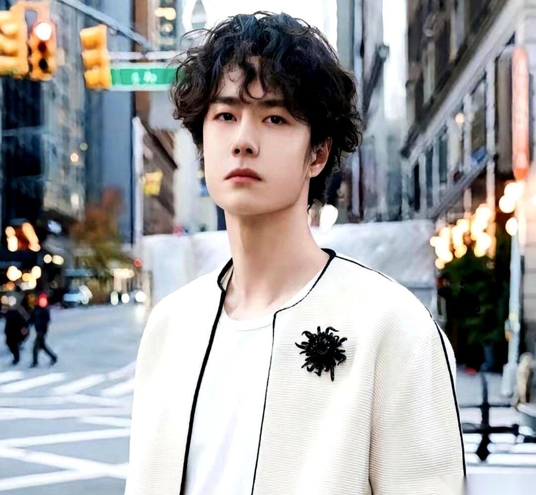 刷到王一博徒手攀岩，掉海里那个视频。
就那一下，我感觉杜华的心跳都得停半拍。
屏