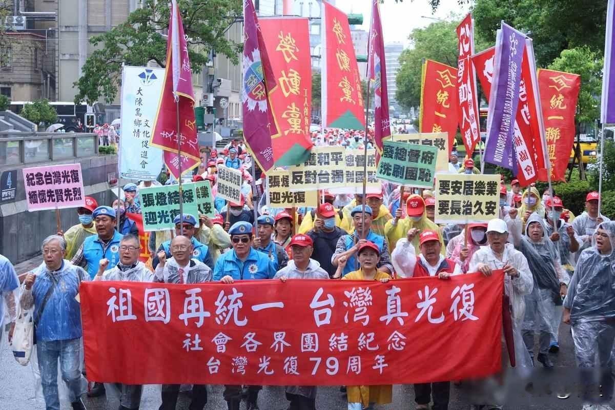 郑丽文上台，蓝营变脸，和平牌打给谁看？

2025年11月1日那天，郑丽文正式成