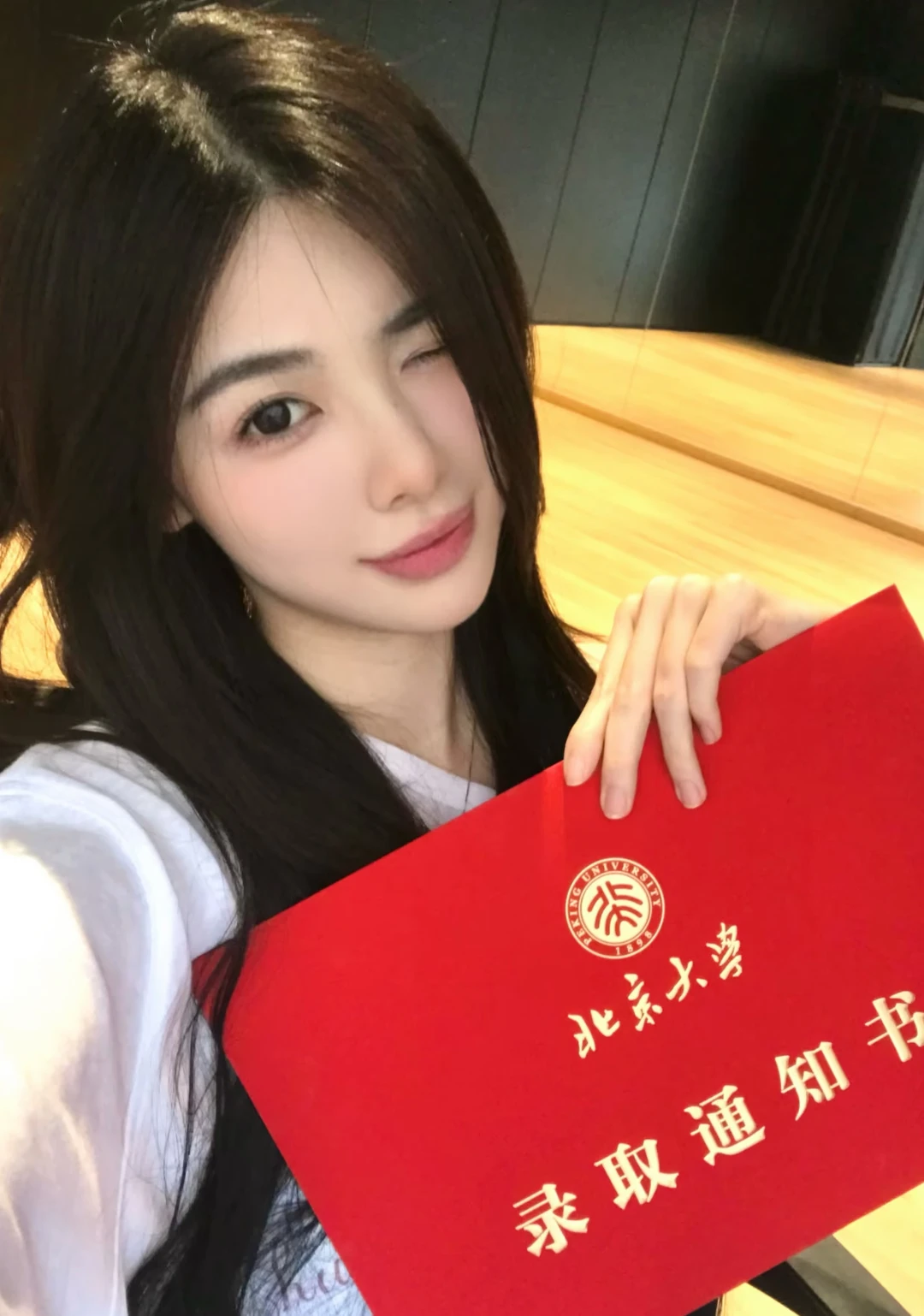 你是说许我耀眼 中方蕾饰演者钟雅婷考上了北大吗！！还是全日制研究生👩...