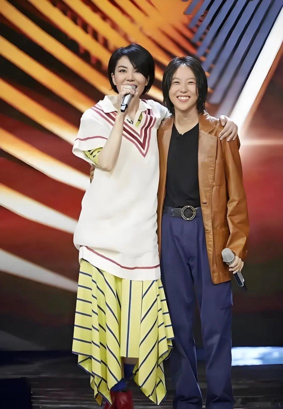王菲估计也没想到，俩女儿身高竟差了10厘米！明明她和窦唯icon都是1米74、1
