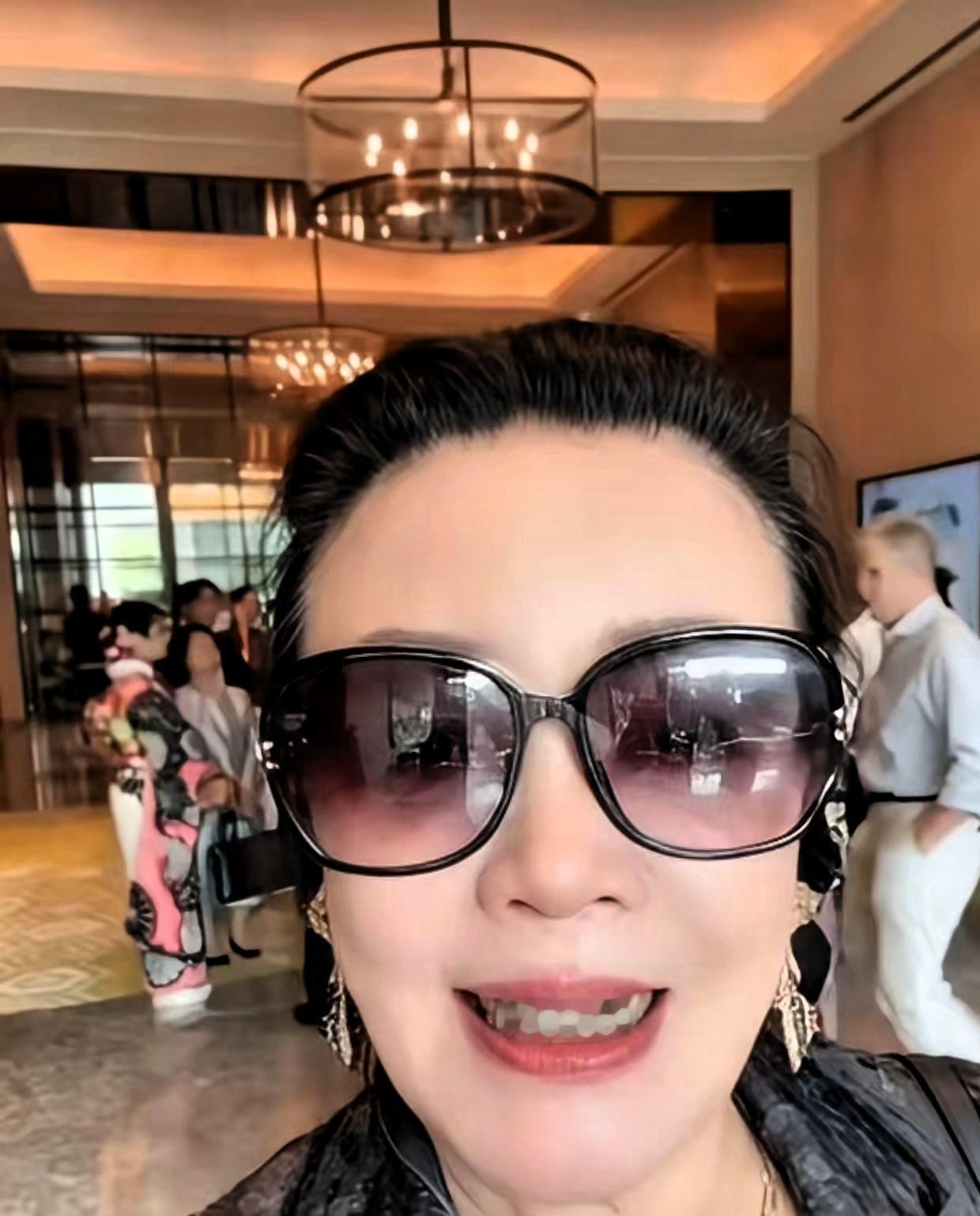 多少女人穷尽一生，执念于一场盛大婚礼、一袭洁白婚纱。可兰姐的一番真心话，颠覆了大
