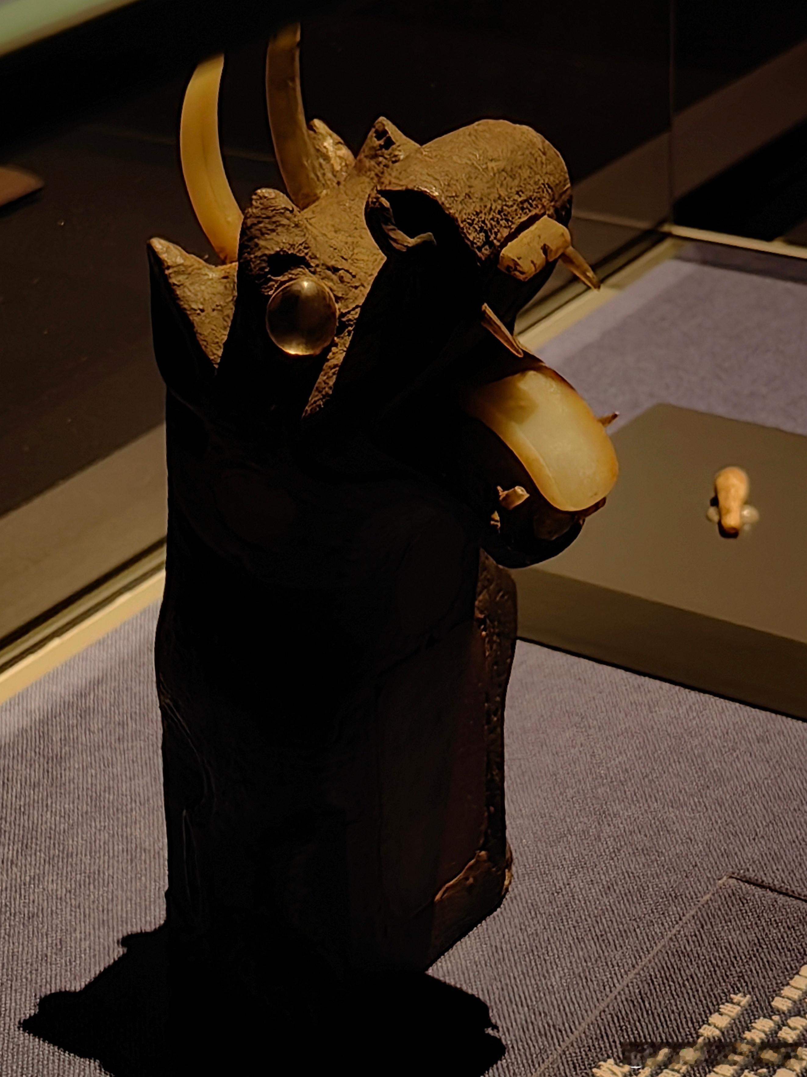 龙首玉枕西汉 （公元前220-8年）大葆台遗址博物馆藏龙首鎏金，镶嵌玉片为饰。昂
